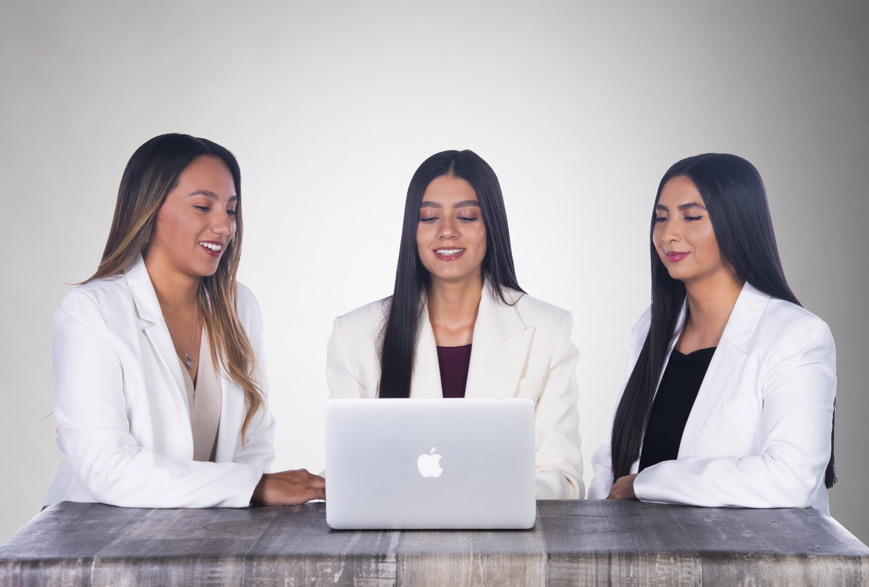 Equipo de abogadas de Lexia Legal trabajando en su despacho
